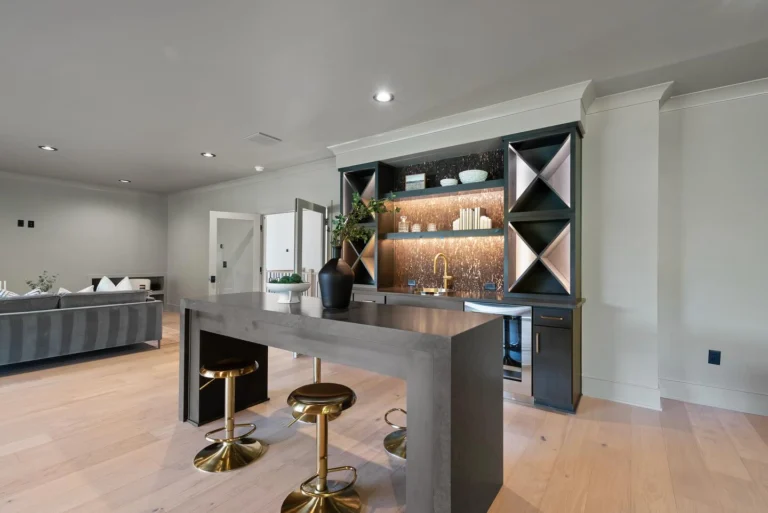 Designed to bring people together. ✨
⁣
🔗 in bio to see more—7000 N Ridge Drive 
⁣
Listed by @thejimallengroup 
⁣
#homesteadbuilt #entertainingathome #northridge #luxuryhomebuilder #golfcoursehomes